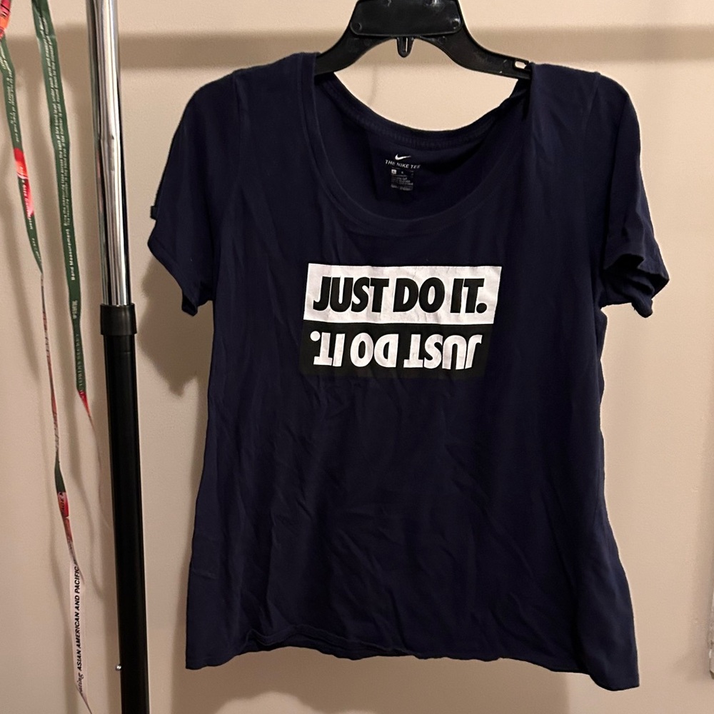 Navy Nike tee shirt
